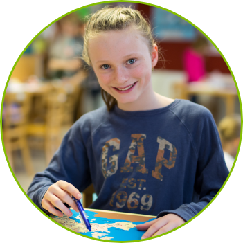 dívka pracuje s montessori pomůckou v česko-anglické základní montessori škole Duhovka